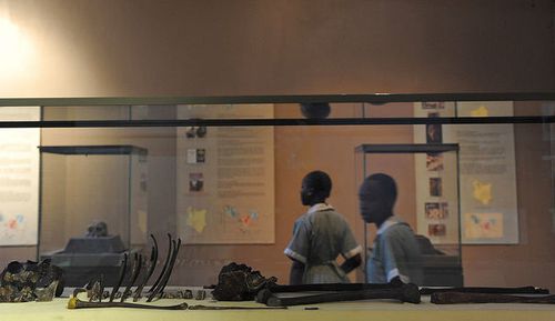 des-ecoliers-kenyans-devant-un-squelette-presque-entier-d-h