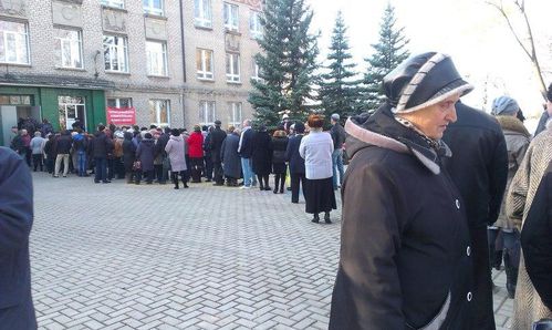 Republique-de-Donetsk---File-d-attente-a-Gorlovka---Elect.jpg