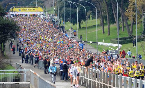 Mezza Maratona Roma-Ostia 2014. La morte di un runner imprime all'evento di festa un triste sigillo