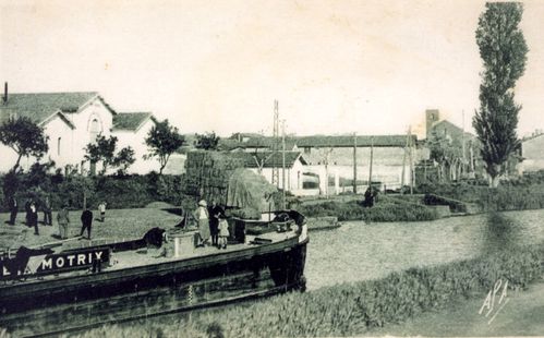 Canal-du-Midi-et-la-distillerie.jpg