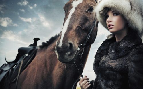 Horse_and_Girl_with_Fur_Awesome_Fashion_HD_Wallpaper-Vvallp.jpg