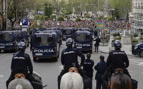 des-policiers-anti-emeute-a-madrid-le-25-avril-2013_109765.jpeg