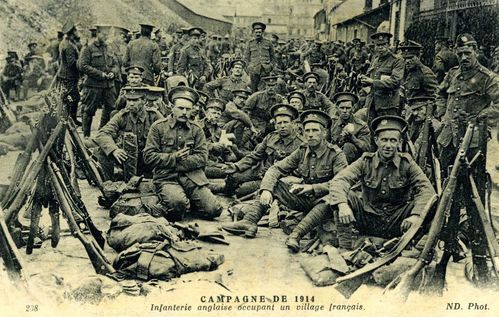 Infanterie anglaise occupant un village français.