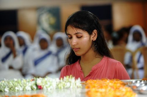 An Indian woman pays tribute at the tomb
