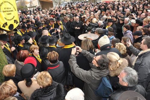 la foule à Richerenches pour l'honneur de la mélano sporum