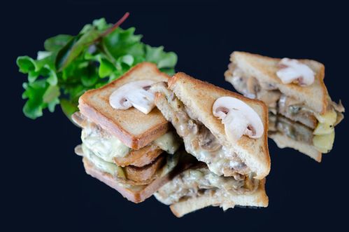 CROQUE-A--LA-FOURME-D-AMBERT-ET-AUX-CHAMPIGNONS.jpg
