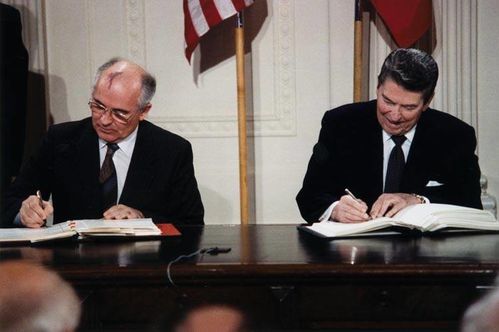 Reagan and Gorbachev signing[1]