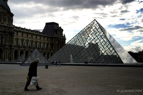 010002 paris louvre pyramide