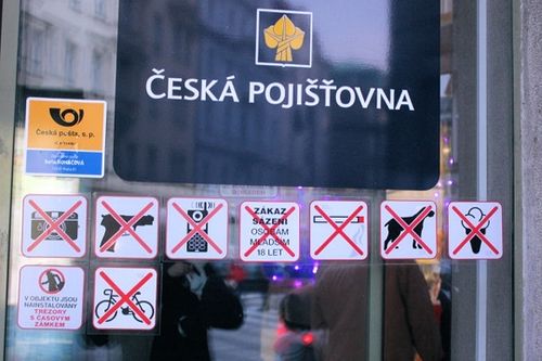 A l'entrée d'un bureau de poste Prague République Tchèqu