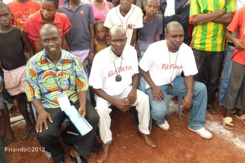 Les-deux-entraineurs-et-le-charge-des-competitions.JPG