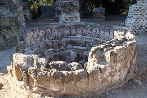 517h2 Cumes, temple de Jupiter