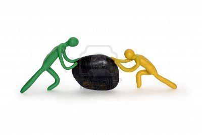 dos-hombres-empujando-la-piedra-negra.jpg