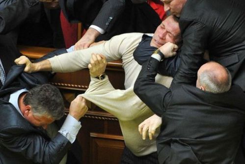 Bagarre-au-parlement-ukrainien-630x422.jpg