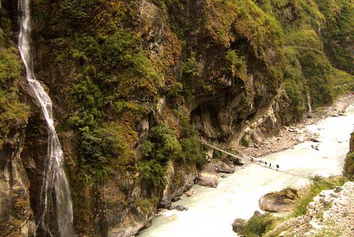 nepal-passerelle + casc vallée