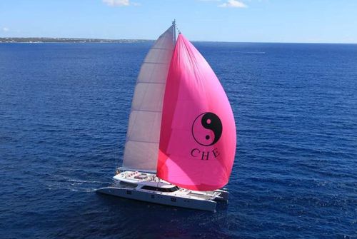 catamaran voilier sunreef CHE au spi au large en mer en navigation sur ActuNautique l'actualite du nautisme