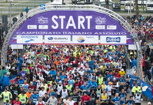 Giulietta and Romeo Half Marathon 2014 (7^ ed.). Collisione tra una podista ed un'anziana signora che, nella caduta, rimane ferita
