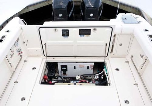 Boston-Whaler-285-Conquest-pilothouse-3.JPG