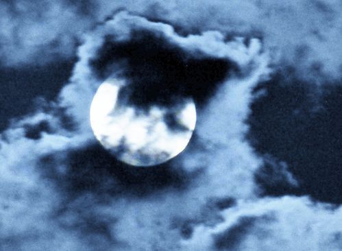 pleine-lune-ennuagee---reduc.JPG
