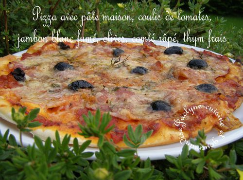 Pizza Pâte maison, Jambon blanc fumé à la coupe, coulis de tomates maison, comté râpé, herbes, olives Facile, simple et bon Jaclyne cuisine et gourmandise