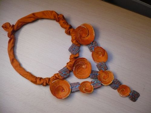 2010-10-Collier-soie-fimo--1-.JPG