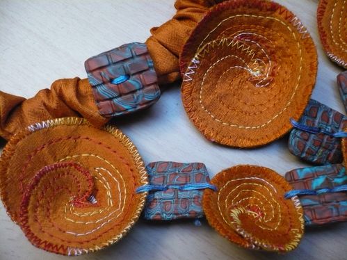 2010-10-Collier-soie-fimo--2-.JPG