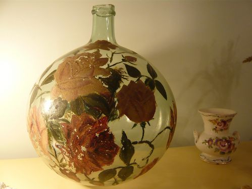 roses-peintes-sur-bonbonne.JPG