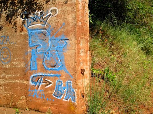 street-art tags campagne bauxite Bédarieux 7447