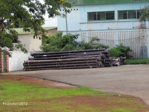 Eclairage-public---Le-materiel-dans-la-cour-de-la-Prefect.JPG