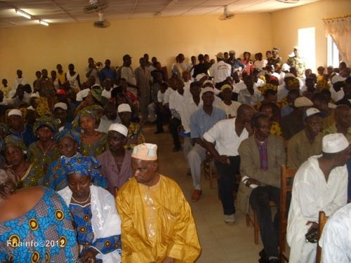 Le-public-dans-la-salle-de-la-Mairie-de-Fria.JPG