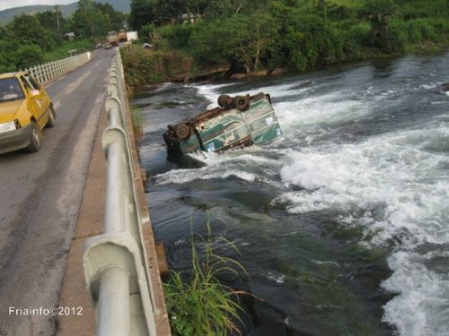 Accident de camion dans le pont de Khörira (5)