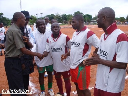 Feu-Dino-ici--a-gauche-lors-d-un-match-de-gala.JPG