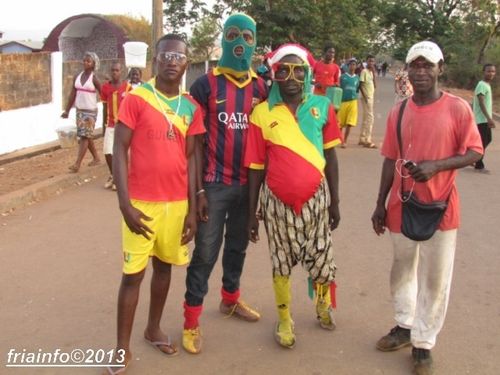 Des-supporters-heureux-apr--s-le-match.JPG