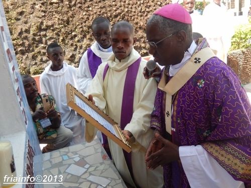 Visite-de-l-Archeveque-et-inauguration-de-la-grotte--9---Co.JPG