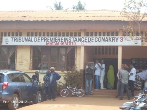 Les grévistes au Tribunal de Mafanco lors de la 1-copie-1