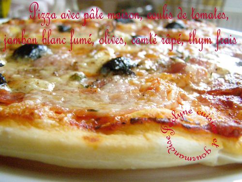Pizza Pâte maison, Jambon blanc fumé à la coupe, coulis de tomates maison, comté râpé, herbes, olives Facile, simple et bon Jaclyne cuisine et gourmandise