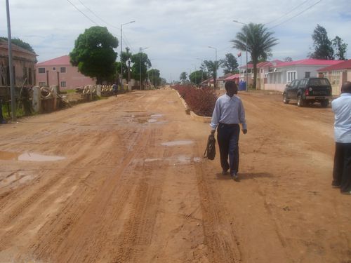 Estrada principal da vila da Damba.