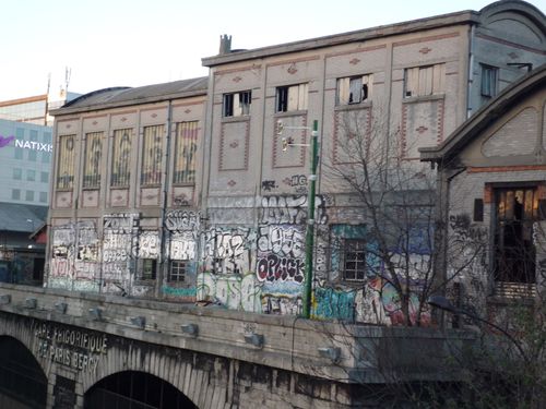 Bâtiments tagués de l'ancienne gare frigorifique de Paris
