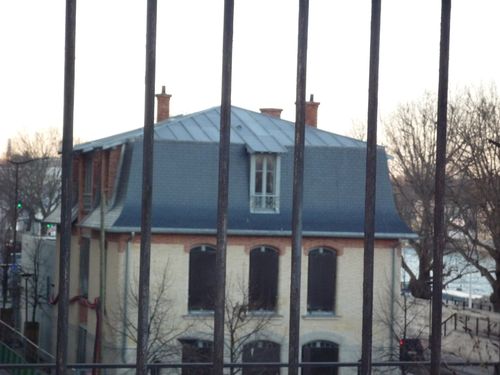 Pavillon abandonné dans une bretelle de voie express, derr