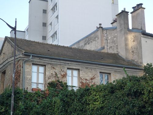Pavillon entouré d'un jardinet, rue du Loiret, quartier Ch