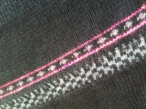 12_12-gilet-noir-jacquard-gris-rose-devant.JPG