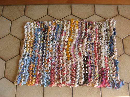 tapis-en-chutes-de-tissu-tricotees-008.jpg