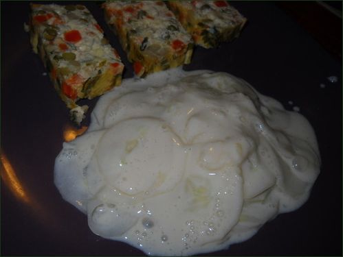 Carpaccio de concombre sauce yaourt, ail, citron, etc.