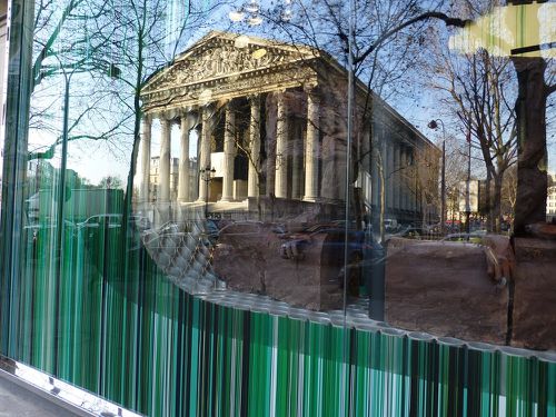La-Madeleine-reflet-dans-vitrine-chocolat---reduc.JPG