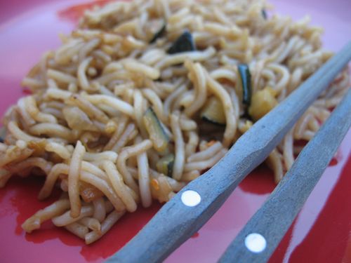 100911nouilles japonaises soja caramel aux courgettes 001