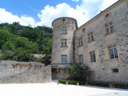 VOGUE-CHATEAU.JPG
