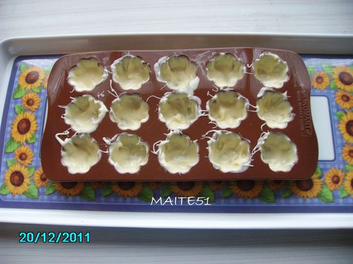 Coques-Fleurs-Chocolat-Blanc-Etape-1.JPG