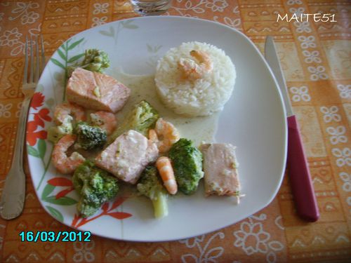 Saumon--brocolis-et-crevettes-sur-assiette.JPG