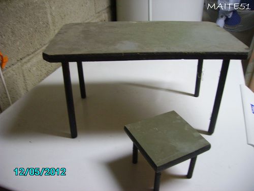 Table-et-tabouret-poupees-moi.JPG