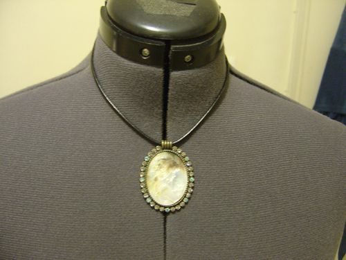 camee-en-nacre-avec-cristaux-swarovski.jpg