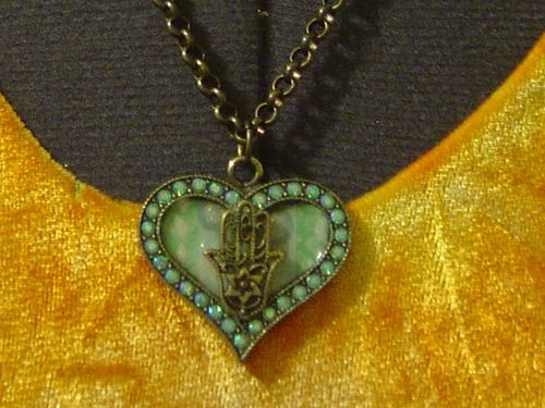 pendentif-coeur-et-main-hamsa.jpg